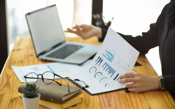 a man creating website report